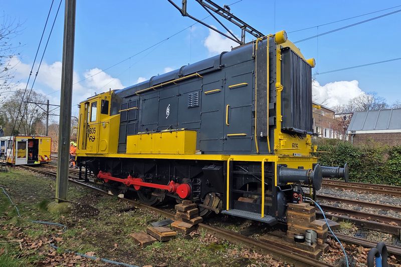 Museumlocomotief 605 van het Spoorwegmuseum herspoord door Incidentenbestrijders van ProRail